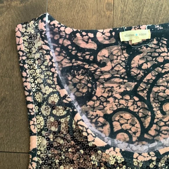 Unique Sequence Top - Picture 2 of 4